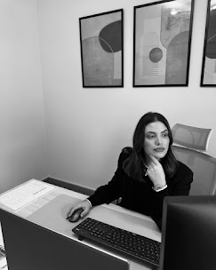 Socia de Arenas Abogados trabajando